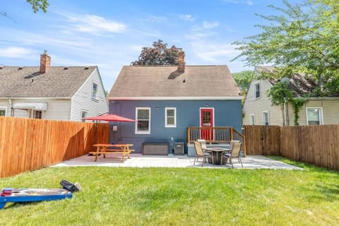 4 Bedroom Bungalow in the - Heart of Metro Detroit Wohnung in Warren