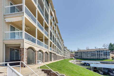 Osage Beach Lakefront Condo Rental with Pool Access! Condominio in Osage Beach