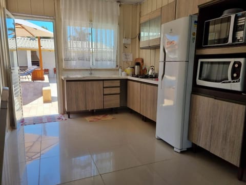 Kitchen or kitchenette, minibar, stove