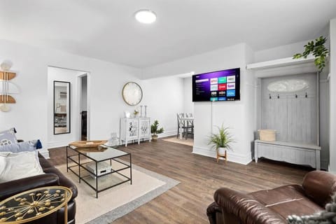 Brand New 1BR Flat, Cozy King Suite Copropriété in Mount Clemens