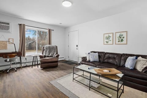Brand New 1BR Flat, Cozy King Suite Eigentumswohnung in Mount Clemens