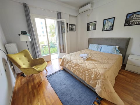 Bed, Living room, Photo of the whole room, air conditioner