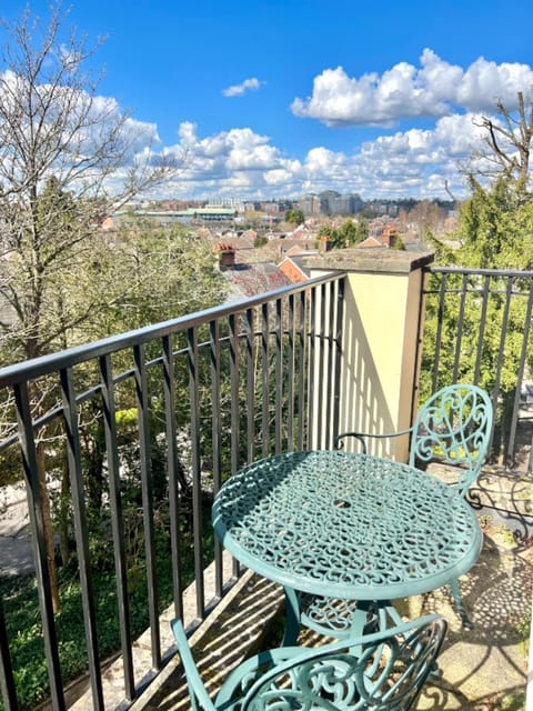 2 Bed Serviced Apartment with Balcony, Free Parking, Wifi & Netflix in Basingstoke Apartment in Basingstoke