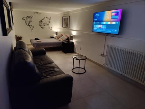 TV and multimedia, Living room, Seating area, internet