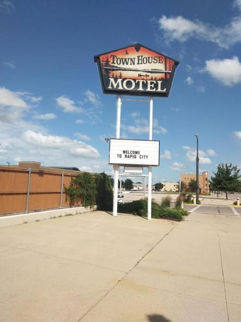 Town House Motel with Pool near Mt. Rushmore Apartment hotel in Rapid City