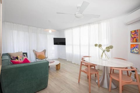 Blush on Broadbeach- beachside and pet friendly Apartment in Surfers Paradise