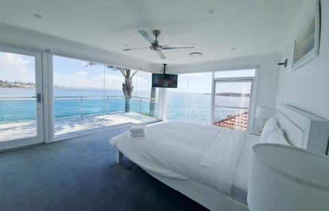 Bed, Natural landscape, TV and multimedia, Photo of the whole room, Beach, Bedroom, Sea view