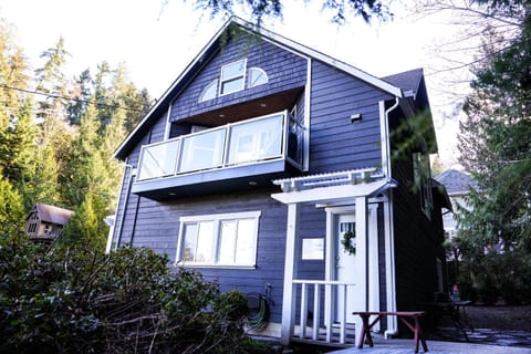 Sea and Cedar Retreat-a home in a tranquil setting Maison in Salt Spring Island