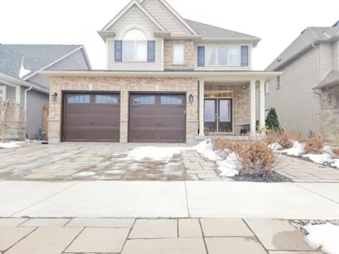 Inspired Stay close to Niagara *4B & 2King Beds* House in Welland