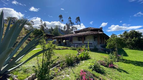 Allpa Wasi - Casa Suaya La Esperanza Bed and Breakfast in Imbabura Province