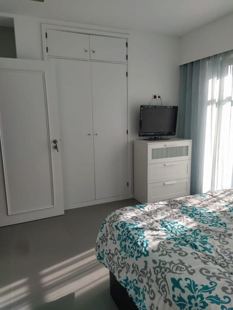 Bed, TV and multimedia, Bedroom