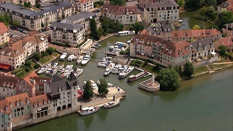 Neighbourhood, Bird's eye view, River view, Street view