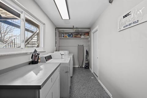 2nd Floor, Corner unit ft. King Bed - Workspace Condo in Mount Clemens
