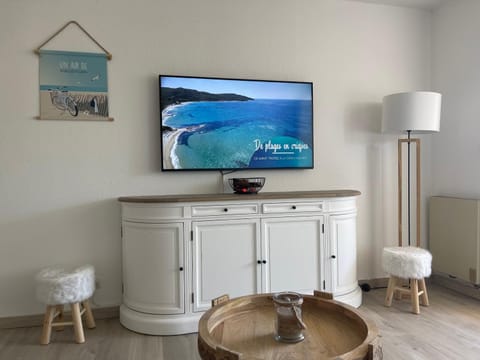 Day, TV and multimedia, Living room, Decorative detail, Decorative detail, Sea view, internet, internet, air conditioner