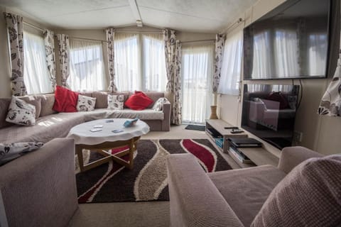6 Berth Caravan With Decking And Wifi At Suffolk Sands Holiday Park Ref 45082c Terrain de camping /
station de camping-car in Felixstowe