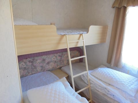 Bedroom, bunk bed