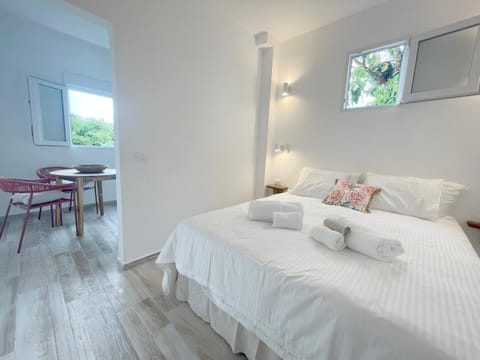 Dining area, Bedroom, Garden view