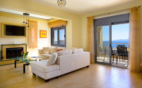 Communal lounge/ TV room, Sea view