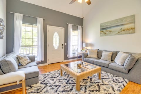 Cheerful Savannah Vacation Rental with Fire Pit! Casa in Wilmington Island