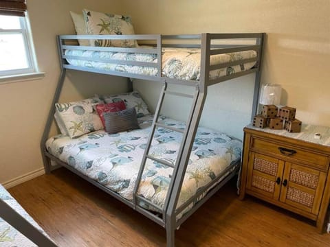 Bedroom, bunk bed