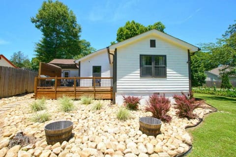 Cozy Family-Friendly home w/ fenced-in backyard House in Marietta