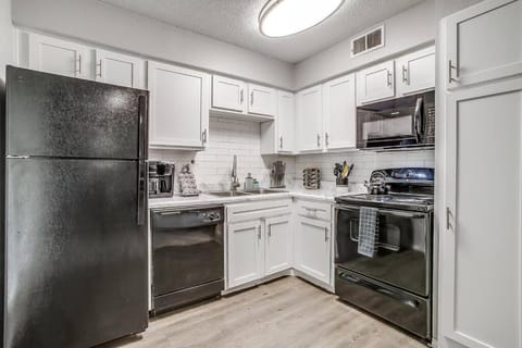 Entire Place Washer Dryer Wi Fi 4K TV Pets Allowed Condo in Arlington