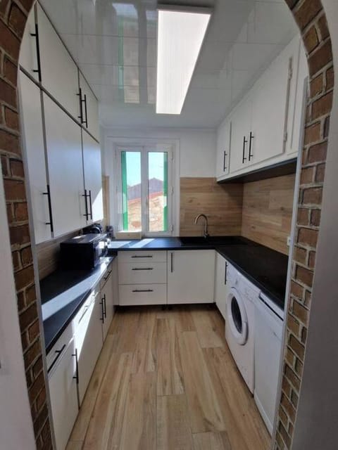 Kitchen or kitchenette, dishwasher, minibar, stove