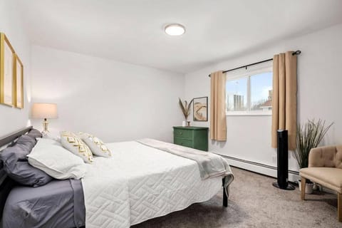 Bright & Modern Flat - King Bed - Near Downtown Copropriété in Mount Clemens