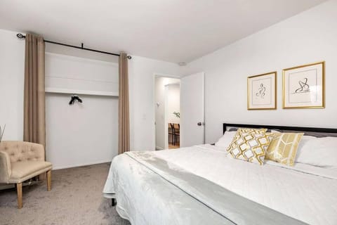 Bright & Modern Flat - King Bed - Near Downtown Condominio in Mount Clemens