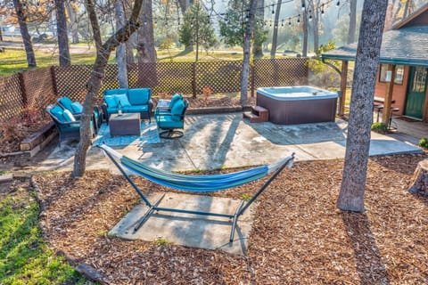 Log Cabin sleeps 20 with hot tub EV Charger firepit Chalet in Ahwahnee