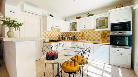 Kitchen or kitchenette, Seating area, dishwasher, minibar, oven, pet friendly, stove, toaster