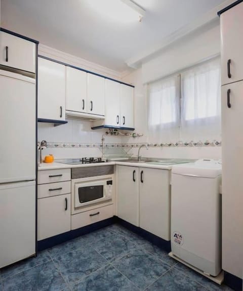 Kitchen or kitchenette, minibar