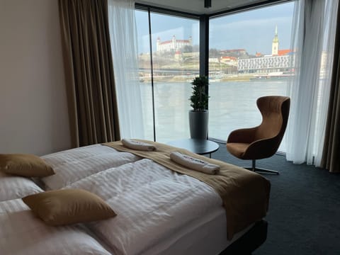 Bed, Photo of the whole room, Seating area, Bedroom, River view, towels