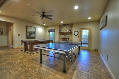 5 OClock Somewhere Hot tub fireplace pool table and more Villa in Georgia