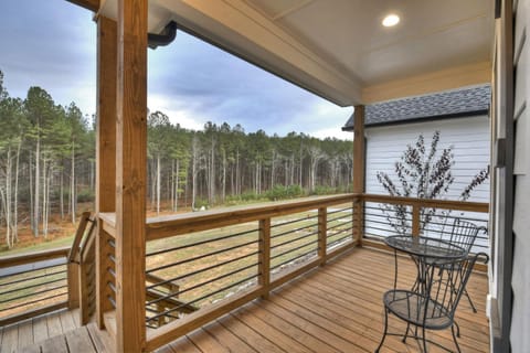Amazing Grace Brand new listing Peaceful wooded views comforts of home and modern interiors Villa in Union County