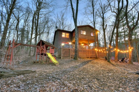 Serenity Now Mountain view firepit hot tub pet-friendly Chalet in Mineral Bluff