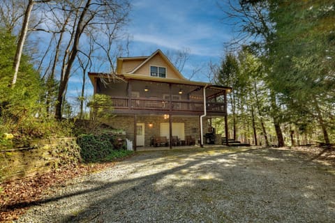 Southern Living Cottage Cozy up by the fire relax on the porch and enjoy peaceful surroundings Villa in Blue Ridge Lake