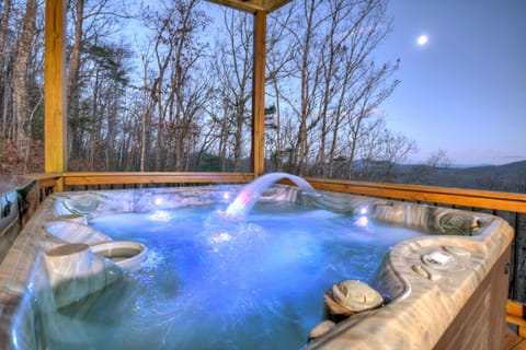 Skyfall Sweeping mountain views gas fireplace hot tub Chalet in Tennessee