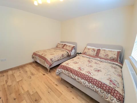 London Luxury 2 Bedroom Flat Sleeps 8 free parking Apartment in Enfield