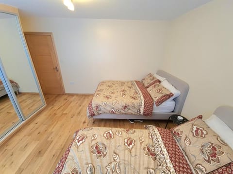 London Luxury 2 Bedroom Flat Sleeps 8 free parking Apartment in Enfield