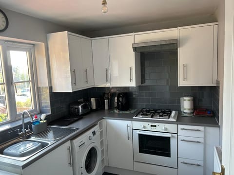 Ipswich-Luxury-Self Catering-Cosy-Town Centre-Parking-Short Stay by MrPropertyManage r Apartment in Ipswich