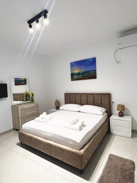 Bed, TV and multimedia, Bedroom, towels, air conditioner