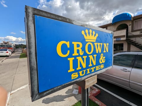 Crown Inn & Suites Apartahotel in Casa De Oro-Mount