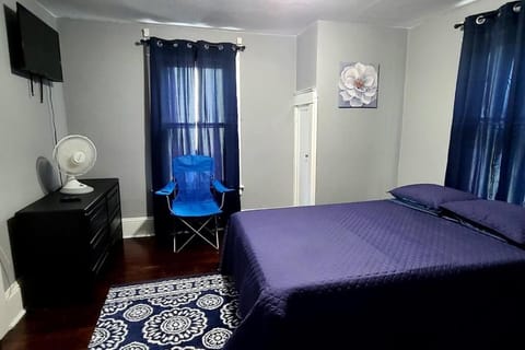 Comfortable 3 bedroom home with private parking! Alojamiento y desayuno in Elmira