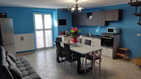 Kitchen or kitchenette, Living room, Seating area, Dining area, minibar, pet friendly, stove, kitchen