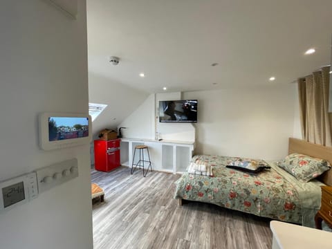 Luxury Rooms with En-suite bathrooms - West London Vacation rental in London Borough of Ealing