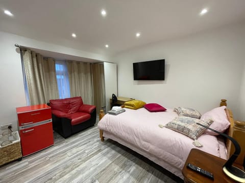 Luxury Rooms with En-suite bathrooms - West London Vacation rental in London Borough of Ealing