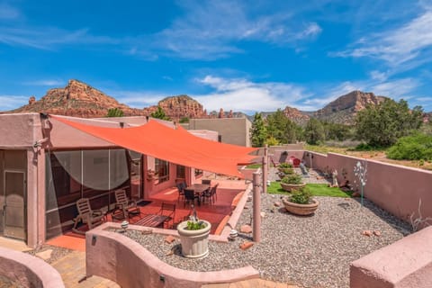 Beautiful Sedona Home, Redrock Views, Hot Tub and Free Bike House in Sedona