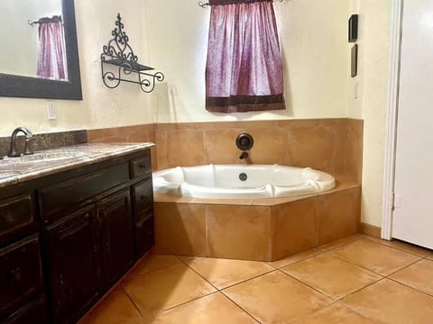 I40 Large Tuscany 4 bed 20min PDC House in Amarillo