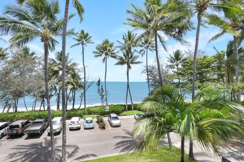 Amaroo - Luxury Apartment overlooking the Coral Sea Apartment in Palm Cove